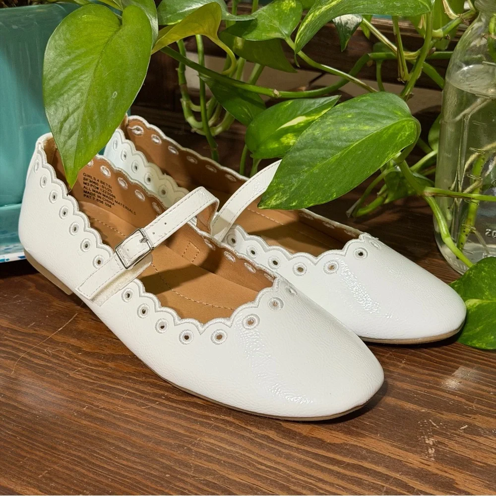 NIB- Big Girl DV (Betsi) White Scalloped Mary Jane Flats Size 4